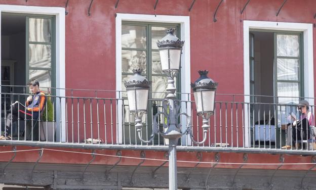 Imagen principal - Lecturas en los balcones, salidas a por la prensa y columpios precintados, el domingo 15 de marzo de 2020 por la mañana. 