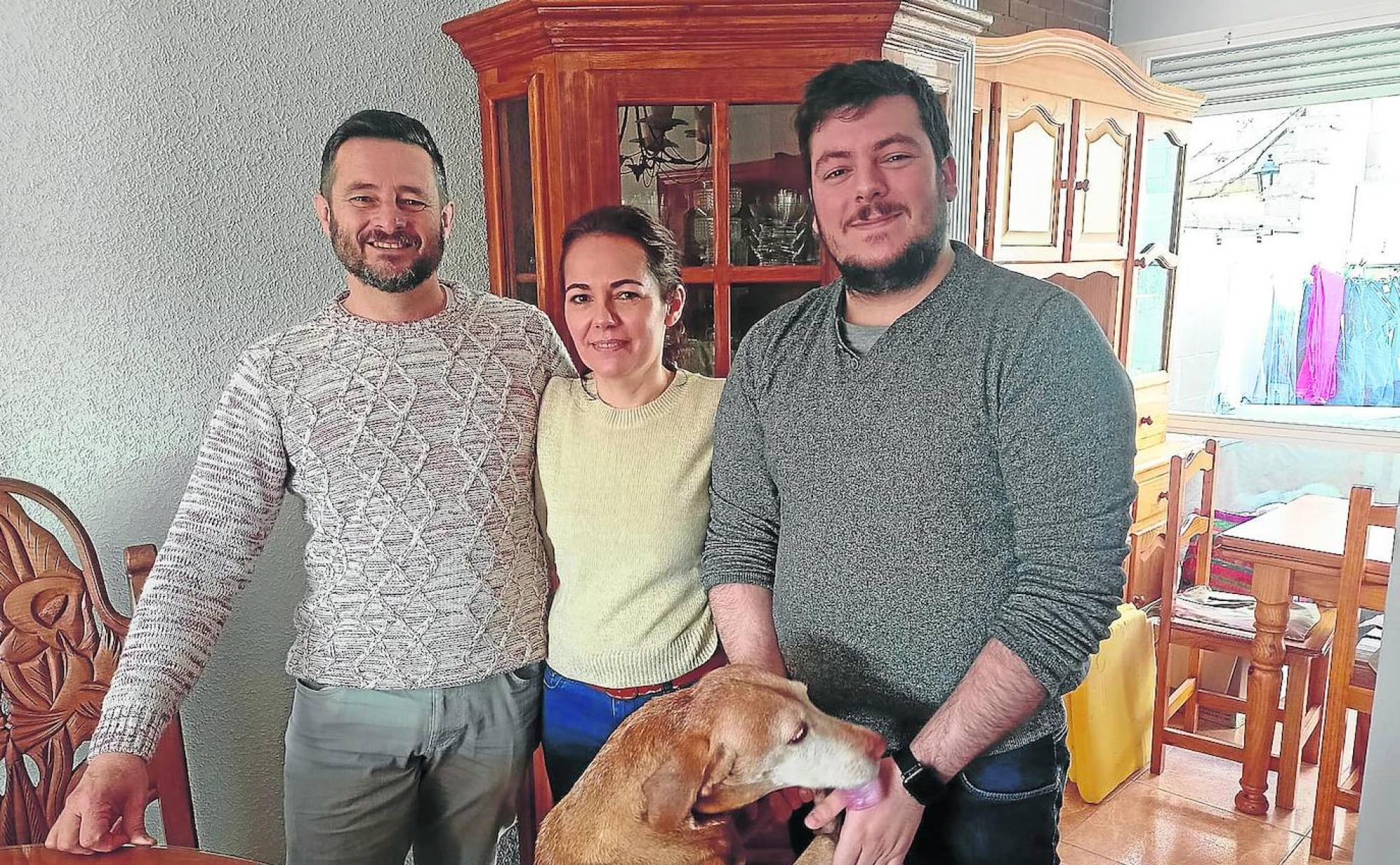 Los nuevos vecinos. Fabián, Sofía y Kevin posan en su casa de Dueñas.