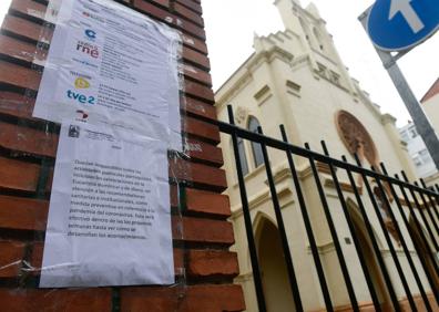 Imagen secundaria 1 - La iglesia de San Andrés vacía el domingo 15 de marzo de 2020, la de Nuestra Señora del Rosario, cerrada. Y anuncio del club Juventud Rondilla del cierre de sus instalaciones. 