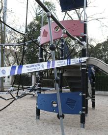 Imagen secundaria 2 - Lecturas en los balcones, salidas a por la prensa y columpios precintados, el domingo 15 de marzo de 2020 por la mañana. 