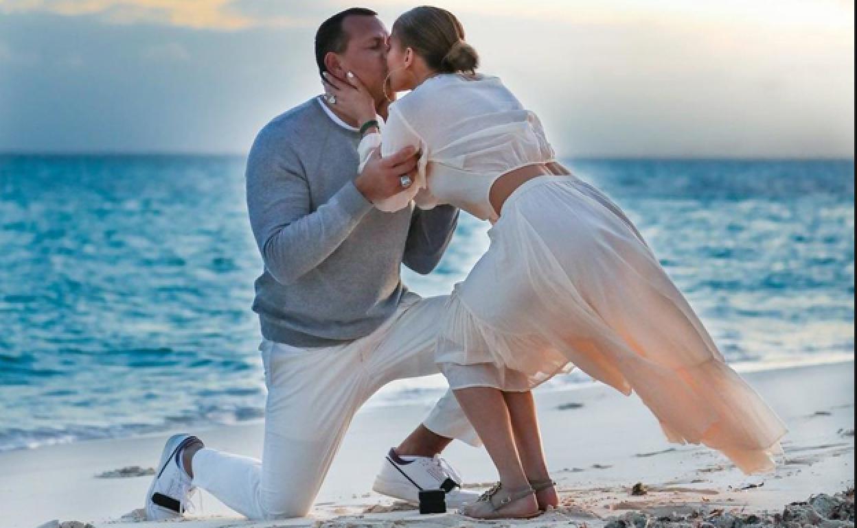 Alex Rodríguez pide matrimonio a Jennifer Lopez en una playa de Bahamas. 