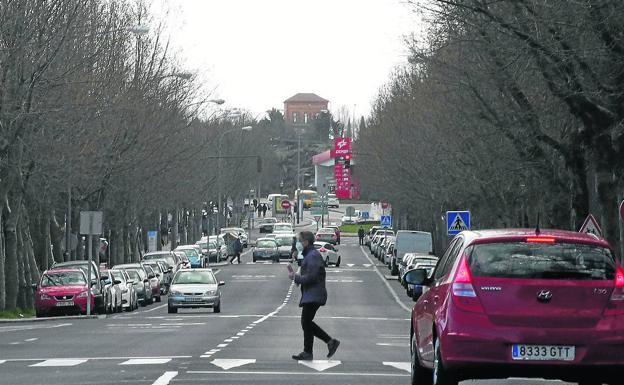 Imagen principal - Arriba, avenida de la Consitutción. Abajo, inicio de la carretera CL-607 y a la derecha, tramo en el Hospital. 