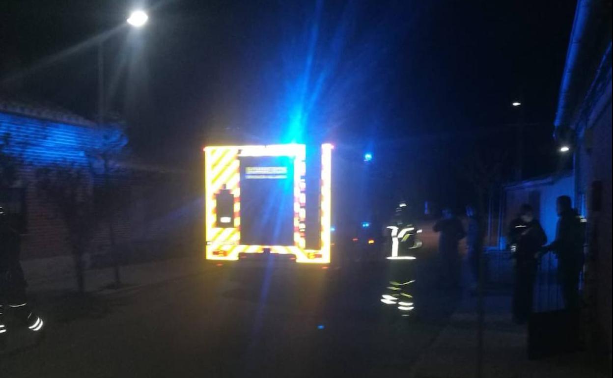 Los bomberos y la Guardia Civil, en la puerta de la vivienda.