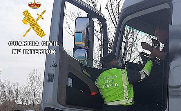 Sorprendido un camionero que circulaba quintuplicando la tasa de alcoholemia
