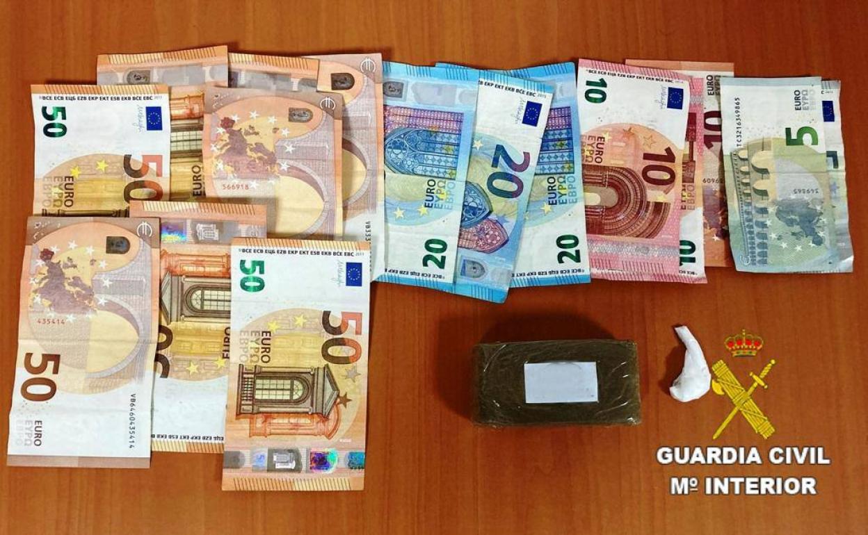 Dinero y drogas decomisadas por la Guardia Civil. 