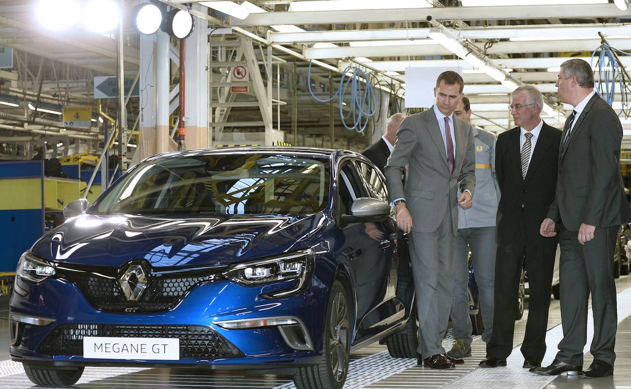 El Rey, en su visita a la fábrica de Renault en Villamuriel el 1 de junio de 2016. 