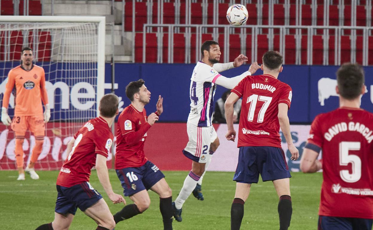 Joaquín despeja un balón de cabea en el último encuentro en Pamplona. 