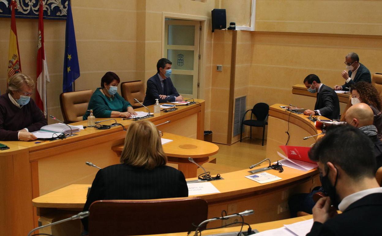 La alcaldesa de Segovia, Clara Luquero, preside un pleno recientemente celebrado en el Ayuntamiento. 