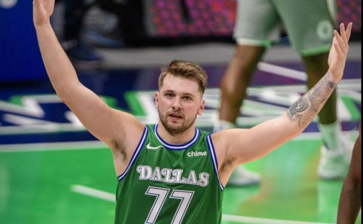 Doncic celebra una canasta. 