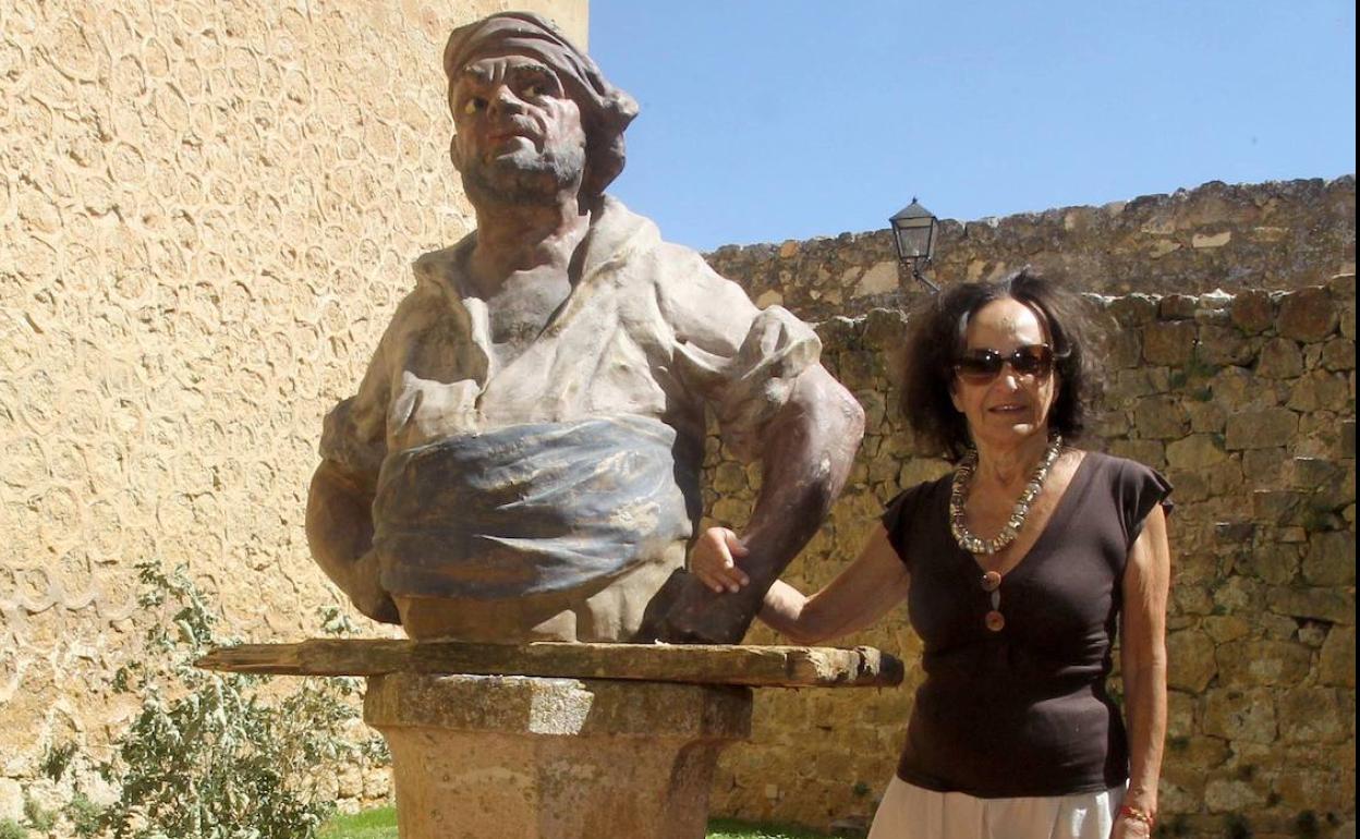 María Rosa Suárez Zuloaga, en el castillo de Pedraza con un figurín realizado por su abuelo. 