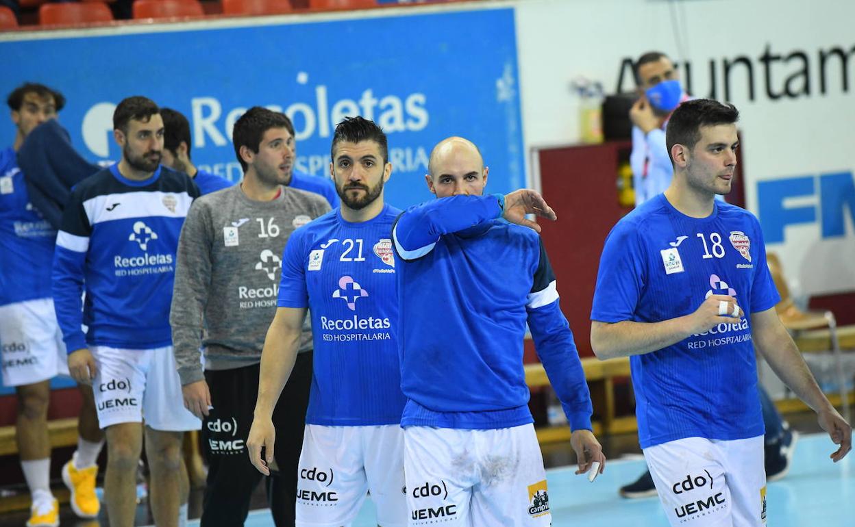 Varios jugadores terminan el calentamiento en el último partido ante Nava. 