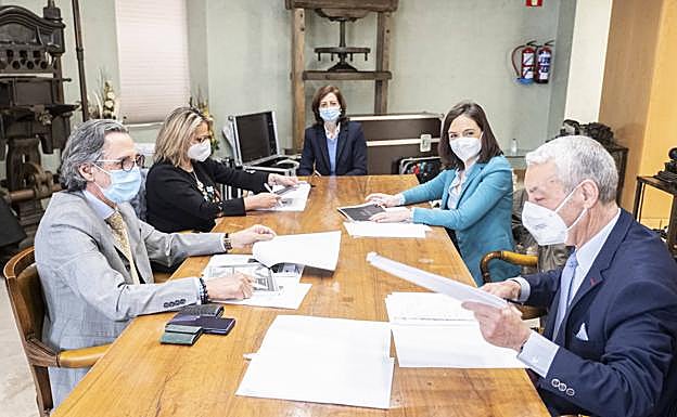 Los miembros del jurado, en un momento de las deliberaciones, en la hemeroteca de El Norte de Castilla. 