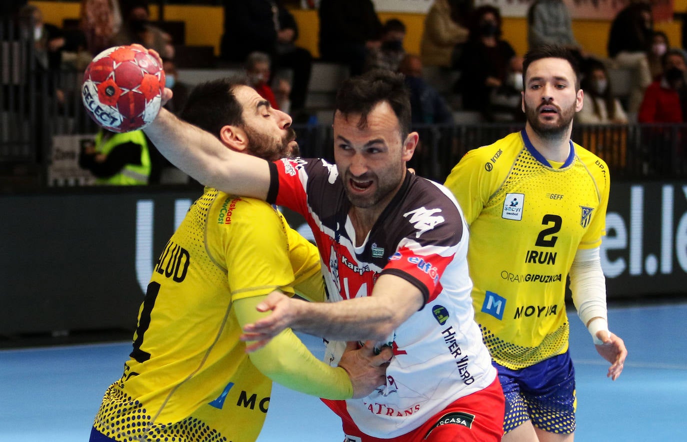 Partido de la Liga Asobal entre Balonmano Nava y Bidasoa 