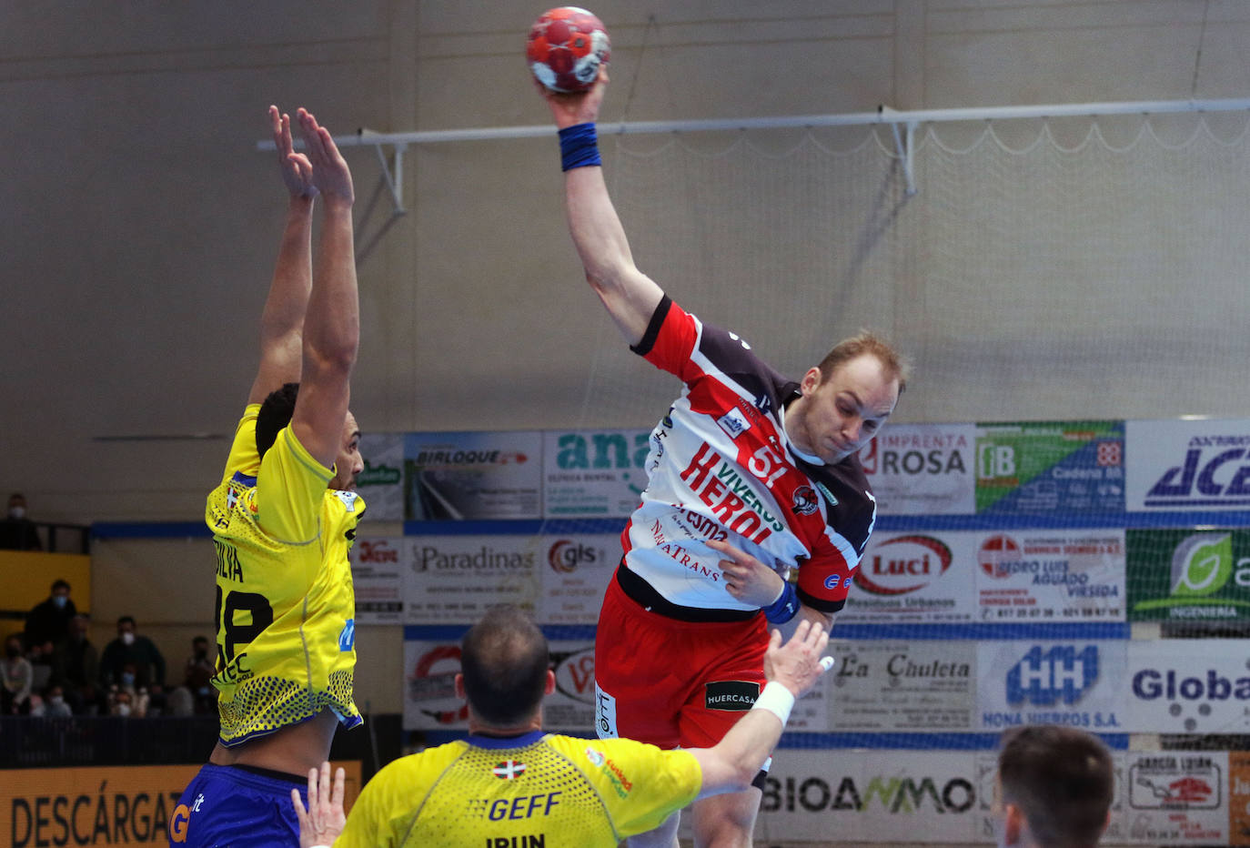 Partido de la Liga Asobal entre Balonmano Nava y Bidasoa 