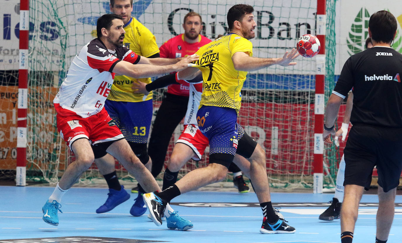 Partido de la Liga Asobal entre Balonmano Nava y Bidasoa 