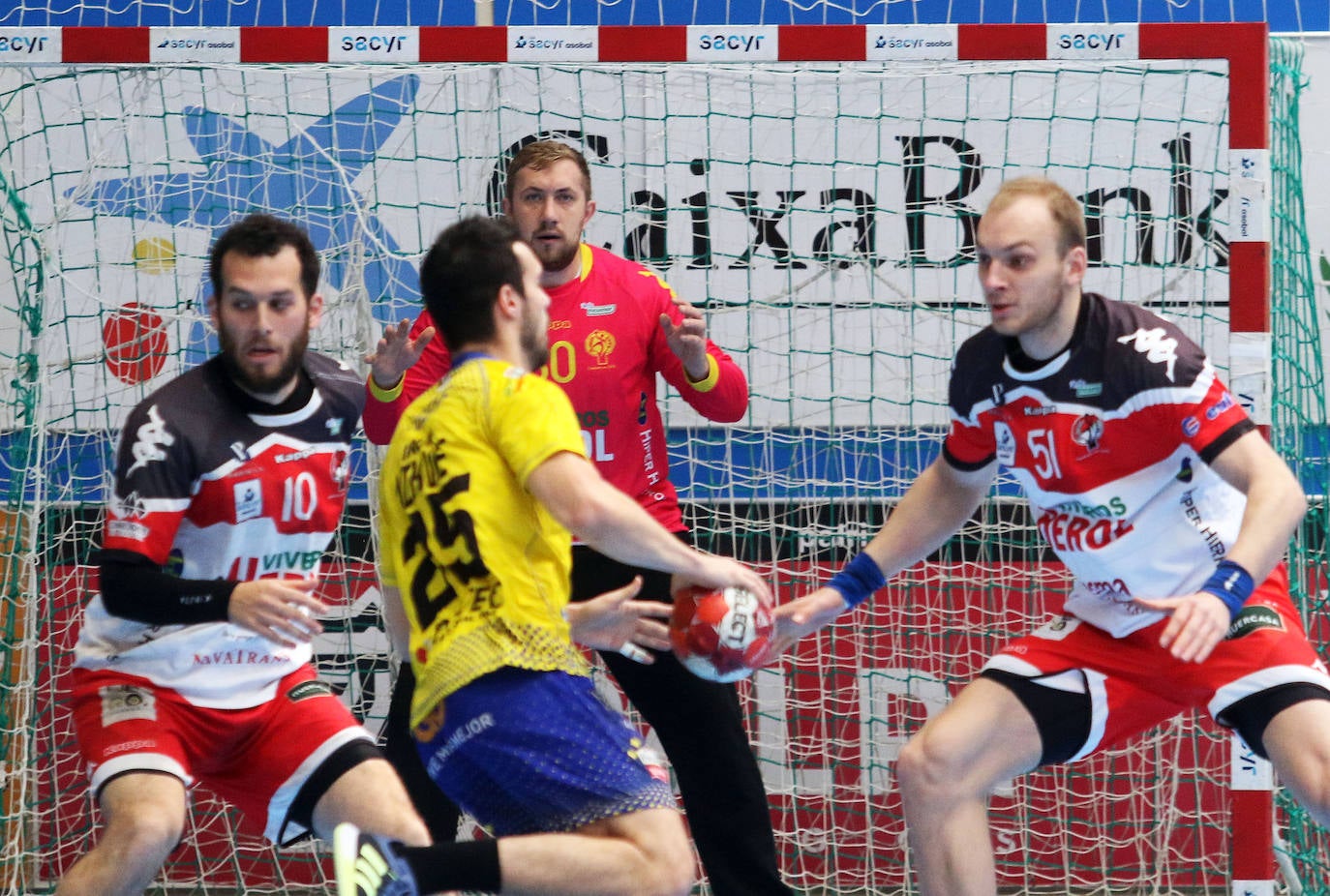 Partido de la Liga Asobal entre Balonmano Nava y Bidasoa 