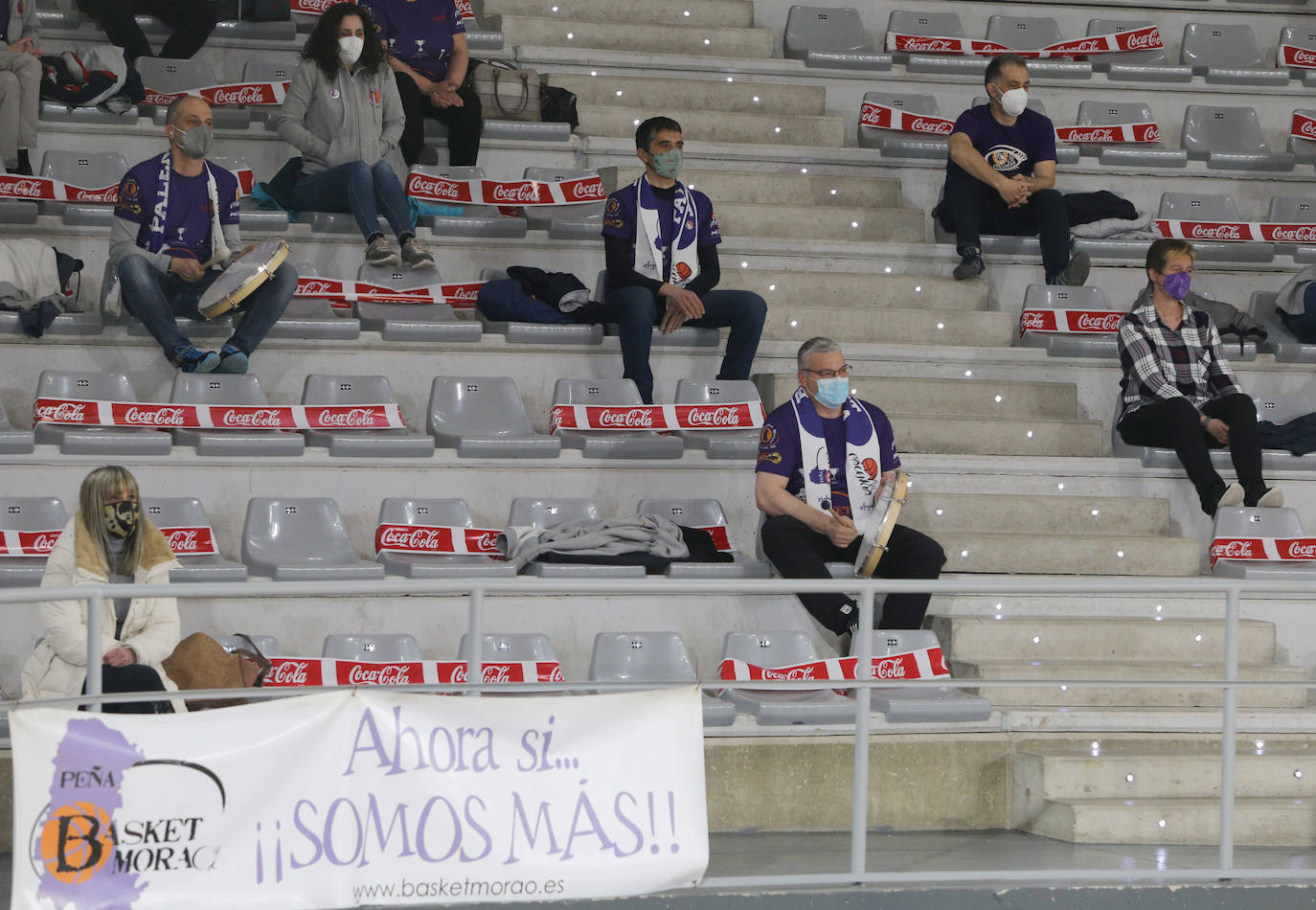 Fotos: El público aúpa al Destino Palencia en su primera victoria de la segunda fase