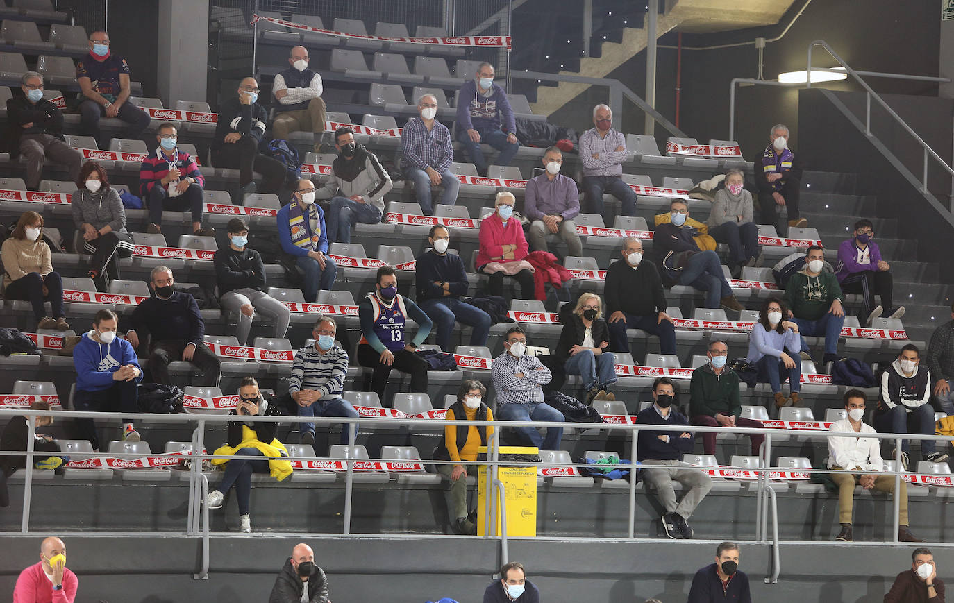 Fotos: El público aúpa al Destino Palencia en su primera victoria de la segunda fase