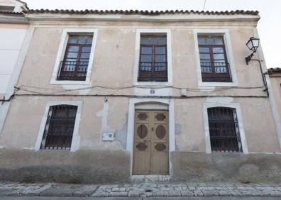 Imagen secundaria 1 - El caserón conserva los efectos de la ocupación falangista posterior a la Guerra Civil. Tiene acceso al castillo a través de un patio de armas que Enrique de Rivas quiso convertir en un pequeño teatro. 