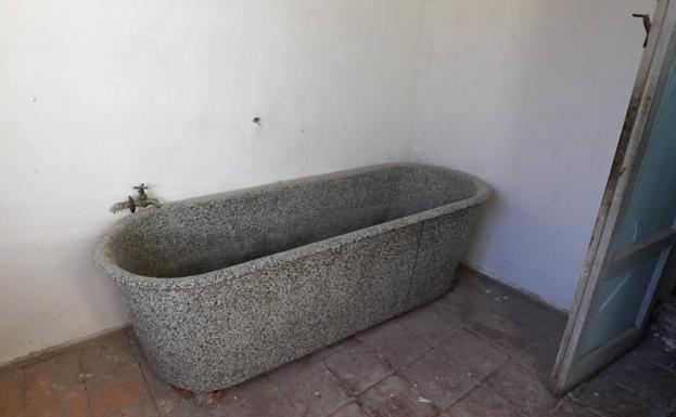 Bañera de una sola pieza que aún se conserva en la mansión de los Rivas Cherif. 