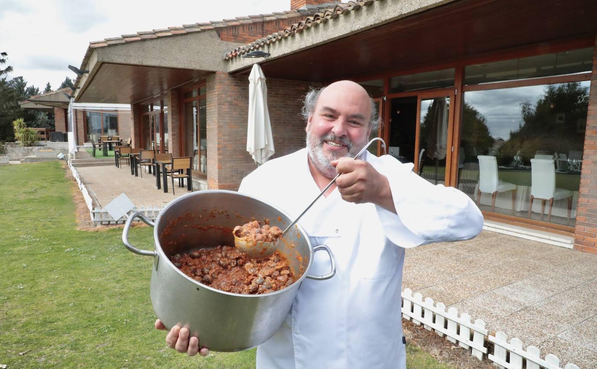 Dámaso Vergara posa con una gran cazuela de caracoles guisados en el jardín de La Galera (Valladolid), donde se encuentra su restaurante Dámaso. 