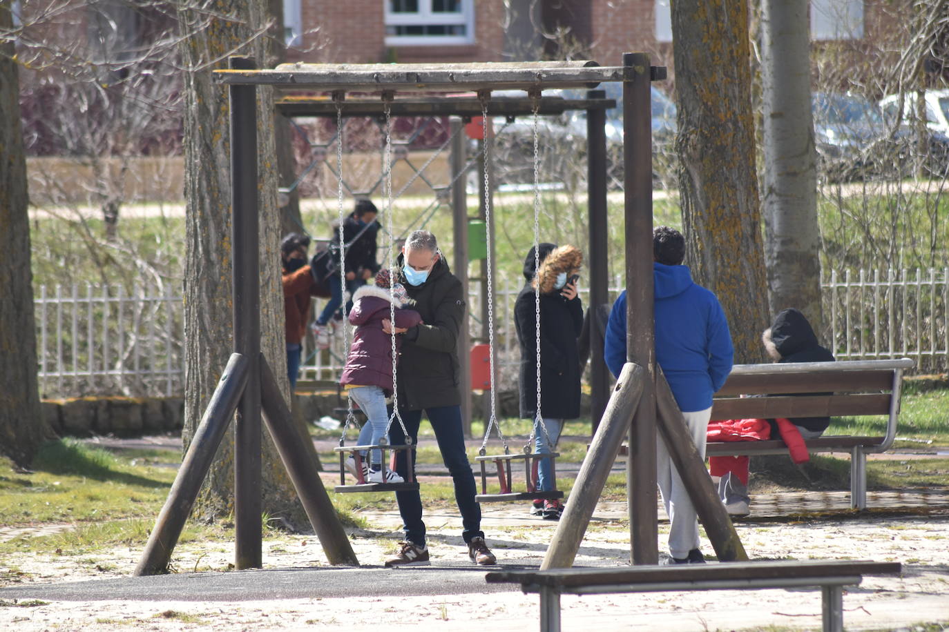 Fotos: Ilusiones infantiles en el parque de Aguilar tras un año cerrado