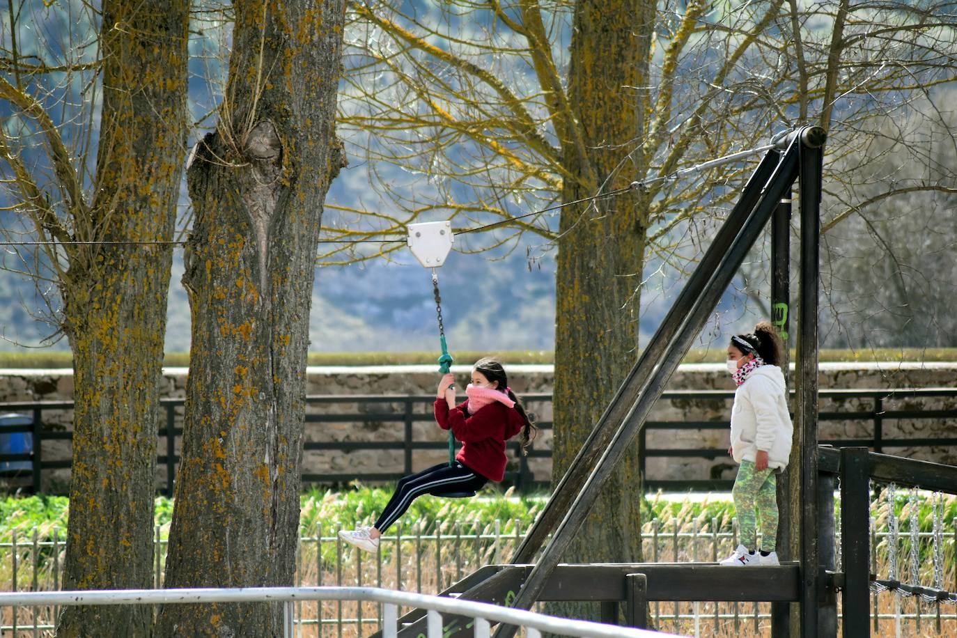 Fotos: Ilusiones infantiles en el parque de Aguilar tras un año cerrado