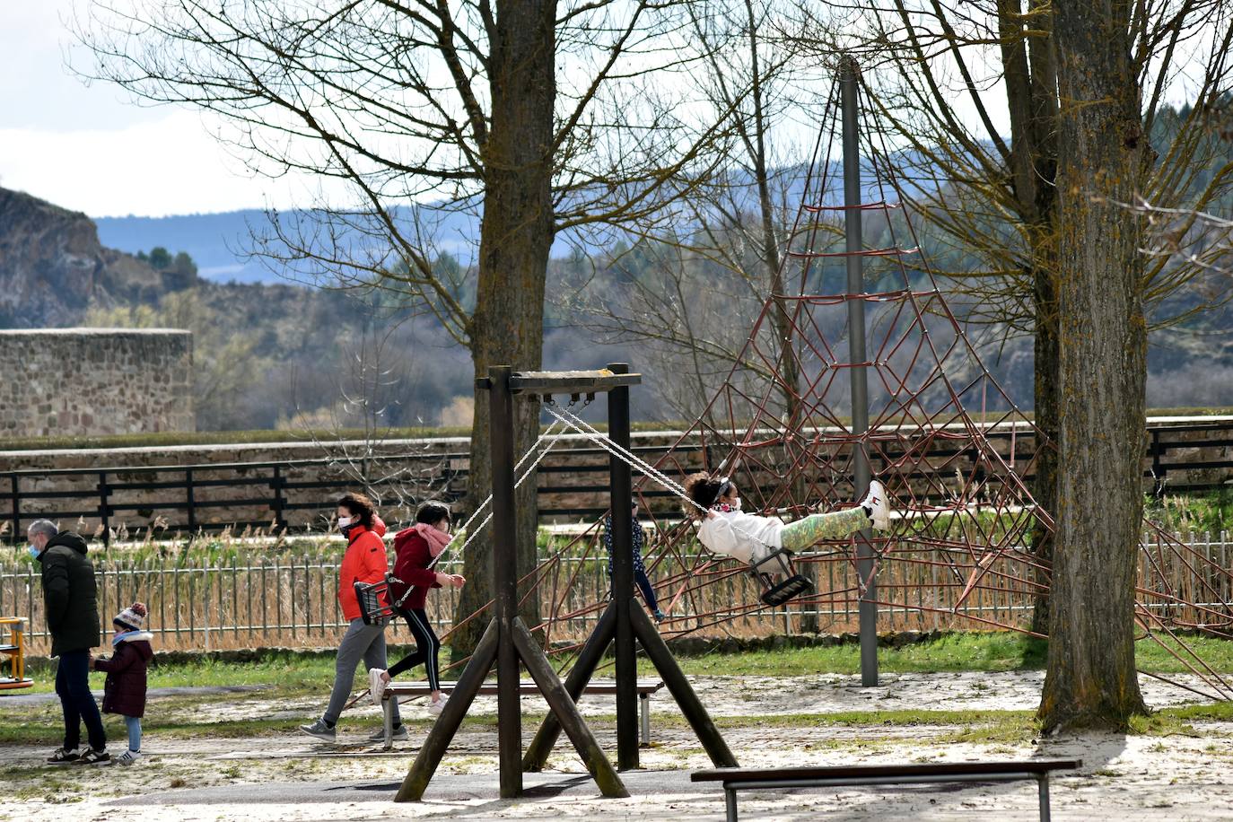 Fotos: Ilusiones infantiles en el parque de Aguilar tras un año cerrado
