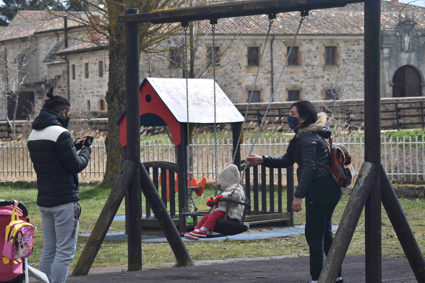 Fotos: Ilusiones infantiles en el parque de Aguilar tras un año cerrado