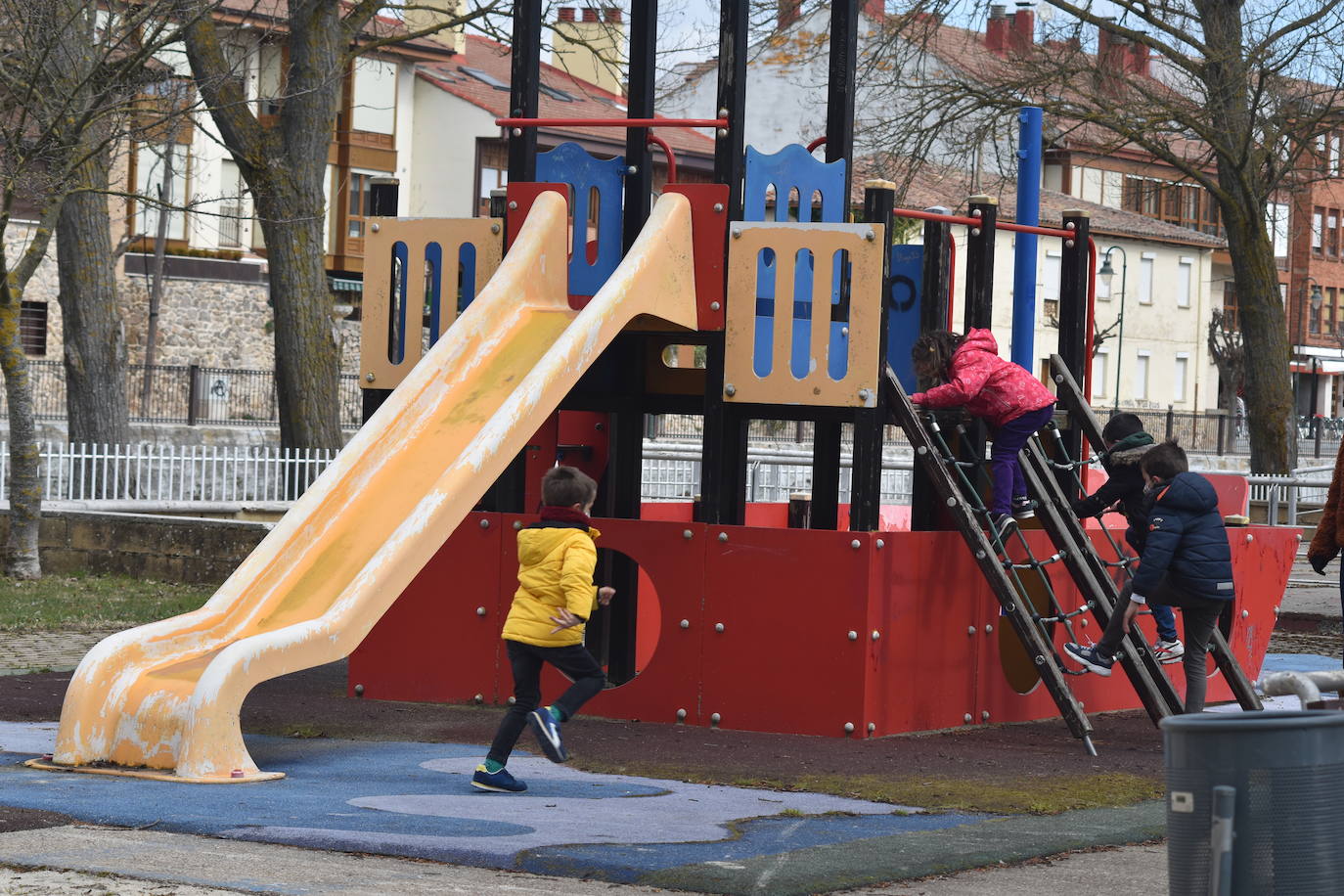 Fotos: Ilusiones infantiles en el parque de Aguilar tras un año cerrado