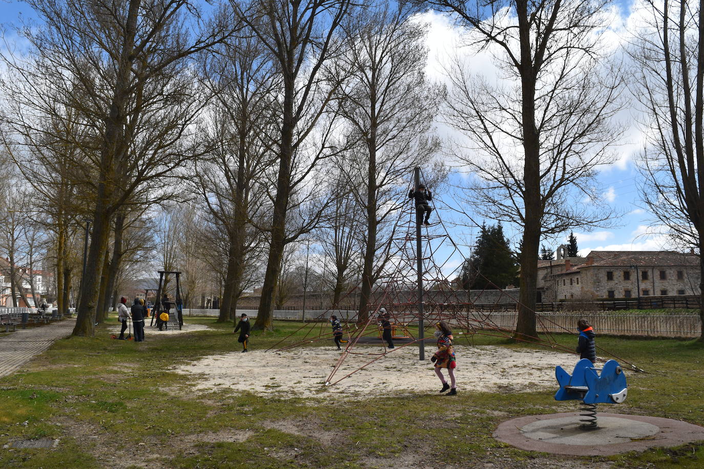Fotos: Ilusiones infantiles en el parque de Aguilar tras un año cerrado