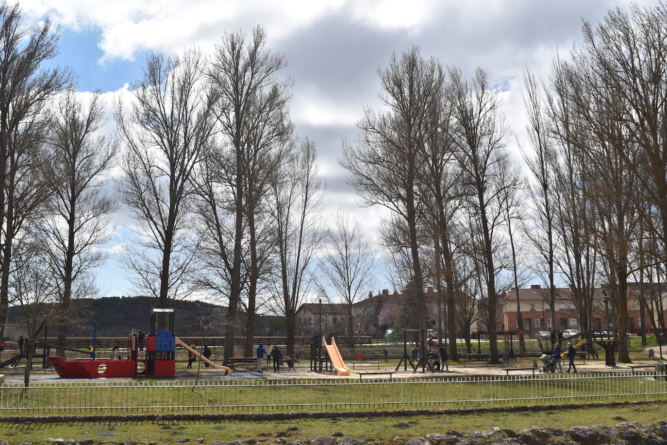 Fotos: Ilusiones infantiles en el parque de Aguilar tras un año cerrado