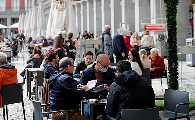 Vecinos y turistas llenan las terrazas de la Plaza Mayor de Madrid, la comunidad con restricciones más laxas para la hostelería.