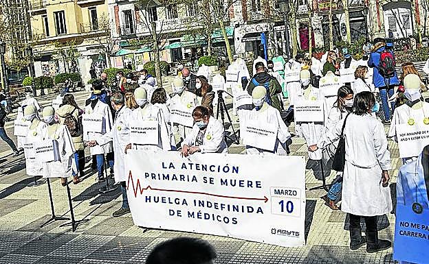 Profesionales sanitarios en huelga indefinida protestan por la situación que atraviesa la Atención Primaria. 
