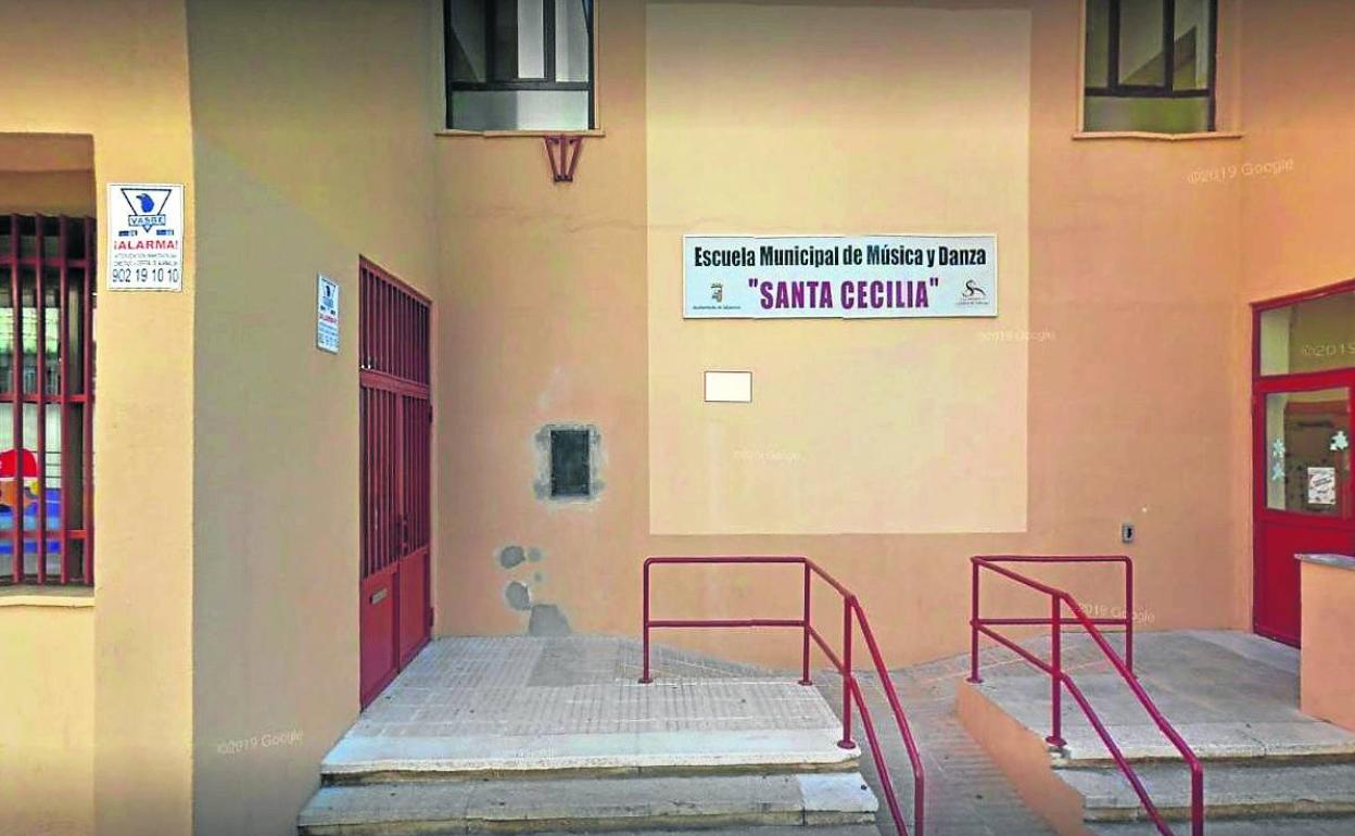 Accesos a la Escuela Municipal de Música y Danza en Garrido. 