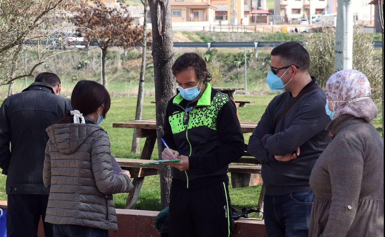 Recogida de firmas por parte de la Asociación vecinal Fontanares Unido, en Hontanares de Eresma. 