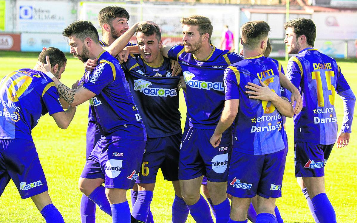Los jugadores del Palencia Cristo celebran el tanto de Diego.