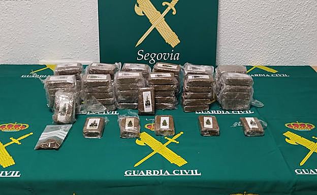 La Guardia Civil detiene a un hombre que llevaba 67 tabletas de hachís en la rueda de repuesto de una furgoneta