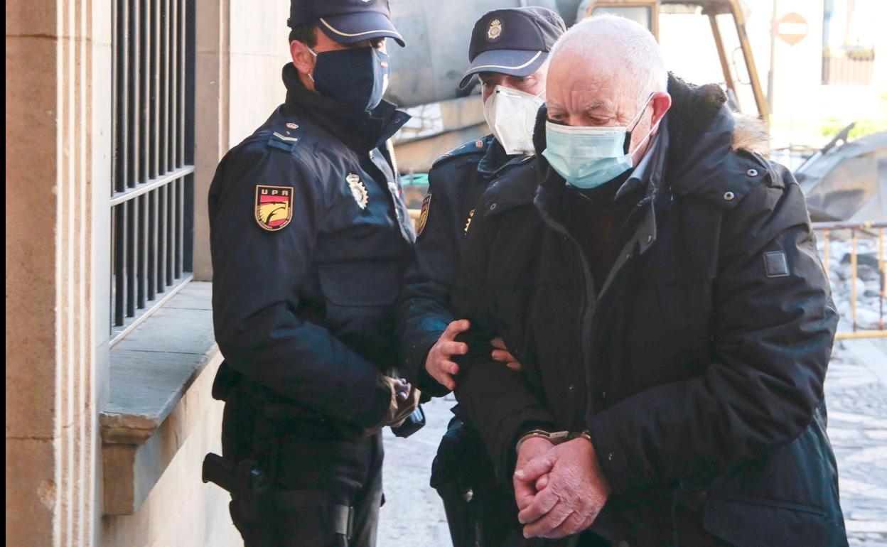 El acusado en el momento de legar al juicio en la apertura del mismo la pasada semana. 