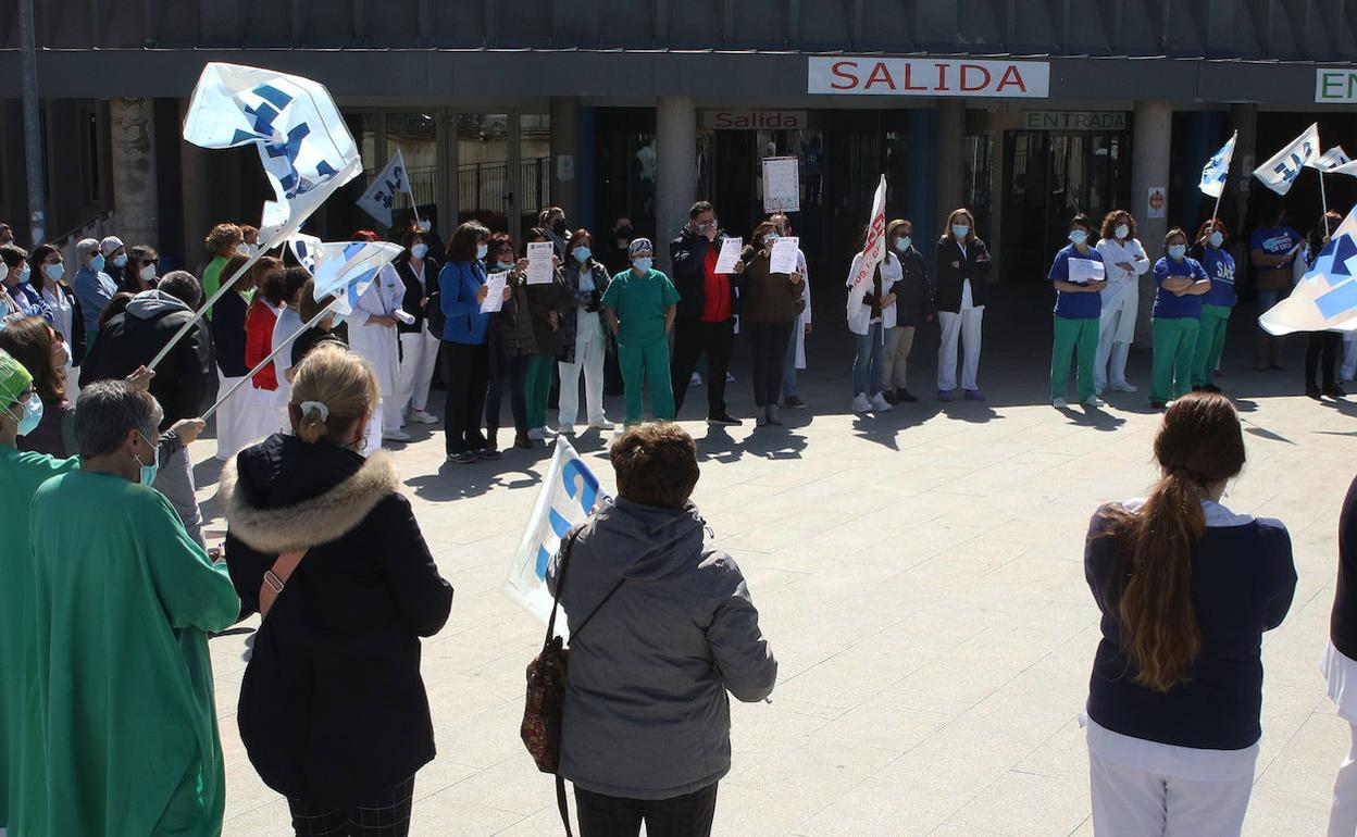 Concentración en el Hospital de Segovia, prormovida por SAE en contra del acuerdo laboral de la Junta y Satse. 