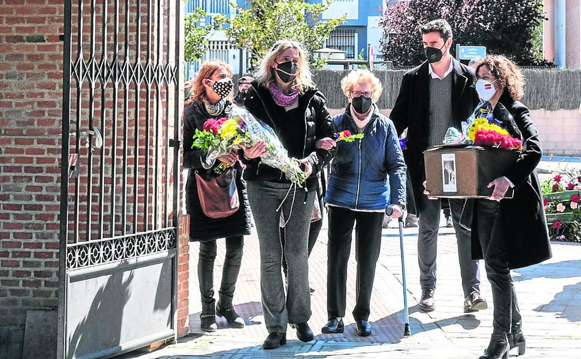 Los familiares de Eugenio Insua llevan los restos al cementerio de Villaviciosa de Odón. 