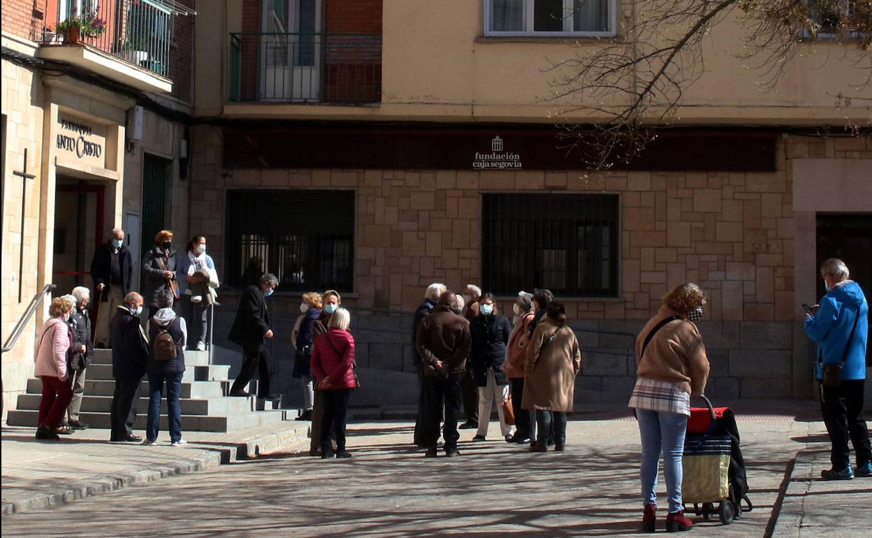Grupos de vecinos en la plaza del Cristo del Mercado, este lunes. 