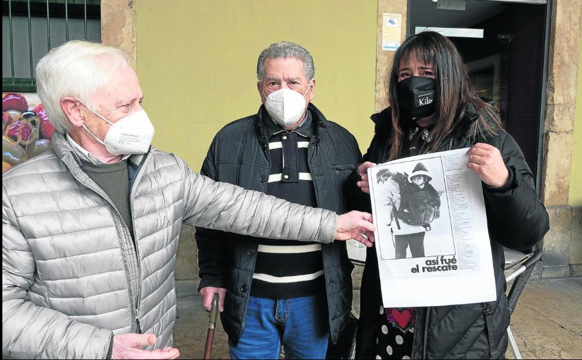 Juanjo Arrieta, Bernardo González Rodríguez-Maribona e Isabel Menéndez, en su reencuentro cincuenta años después, con la foto que les hizo José Vélez.