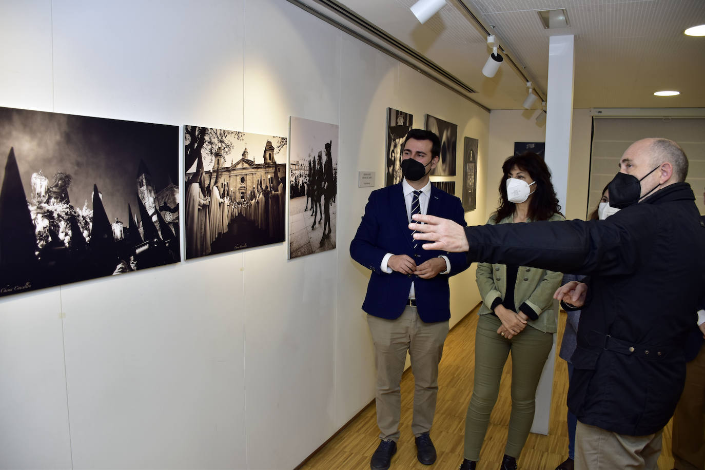 Exposición de fotografía 'Dos semanas, un encuentro 2021' realizada en la Oficina de Turismo de Valladolid, en la que se exponen imágenes de Semana Santa de autores como Chema Concellón y Fran Jiménez.