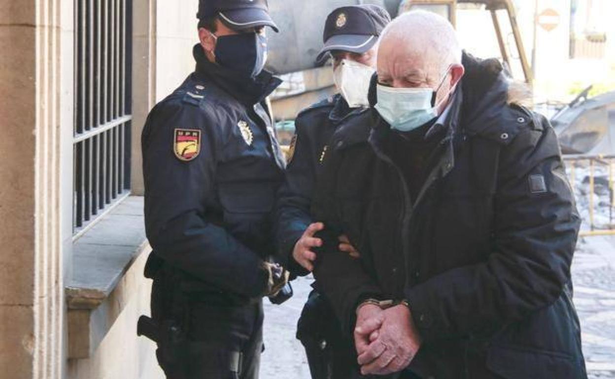 El acusado en el momento de llegar al juicio en la apertura del mismo la pasada semana.