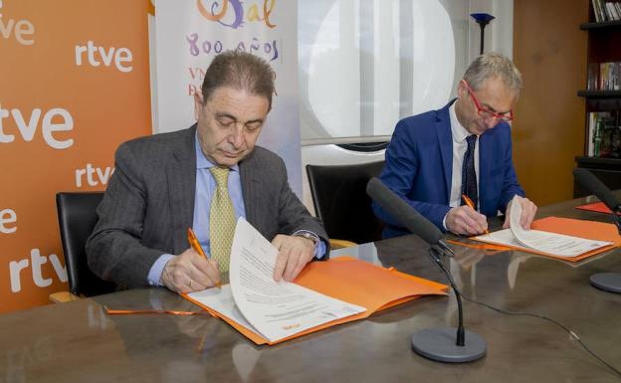 Federico Montero y Ricardo Rivero cuando firmaron el acuerdo para la creación de la cátedra.