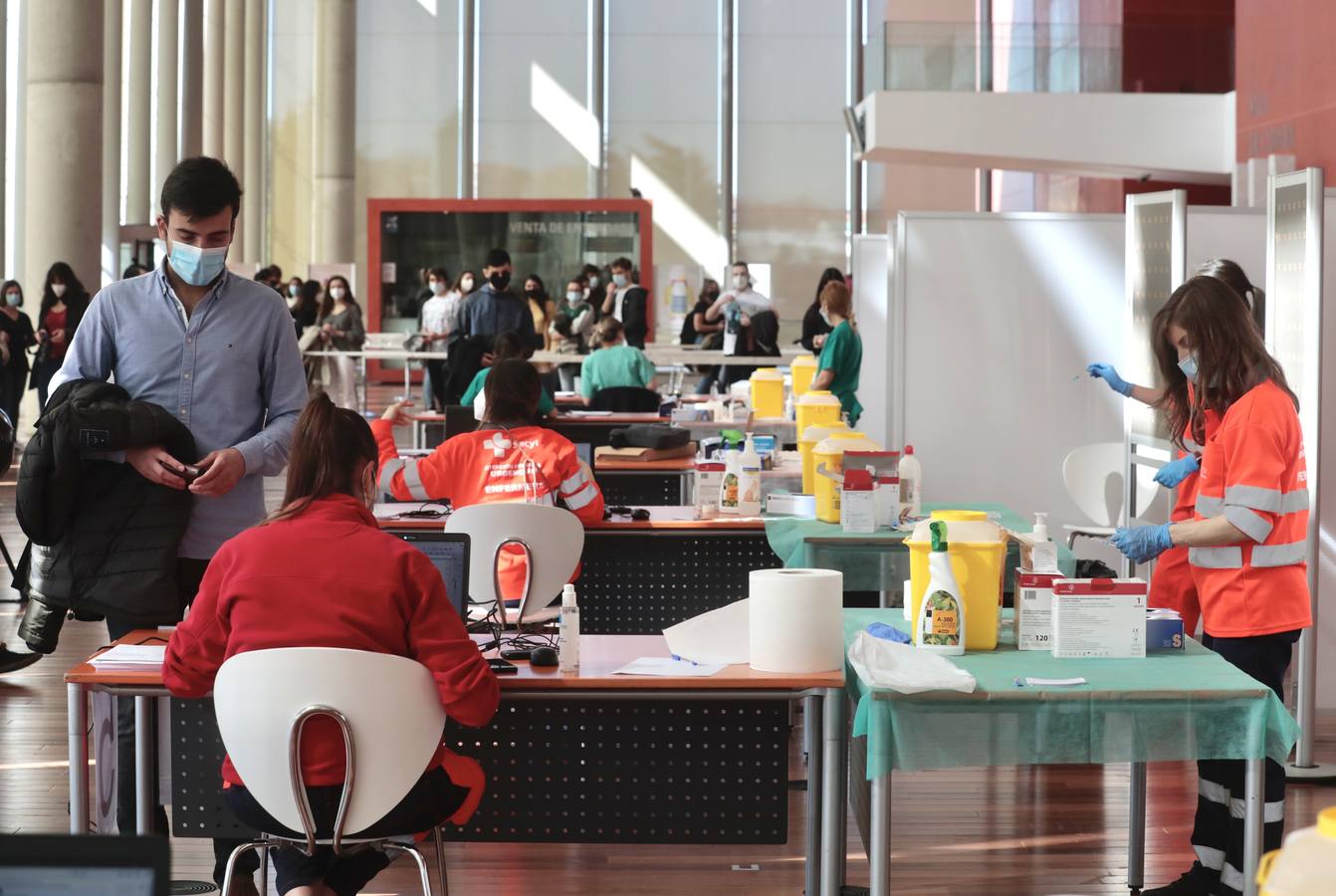 Fotos: Primera jornada de vacunación de AstraZeneca en el Miguel Delibes de Valladolid después de su suspensión