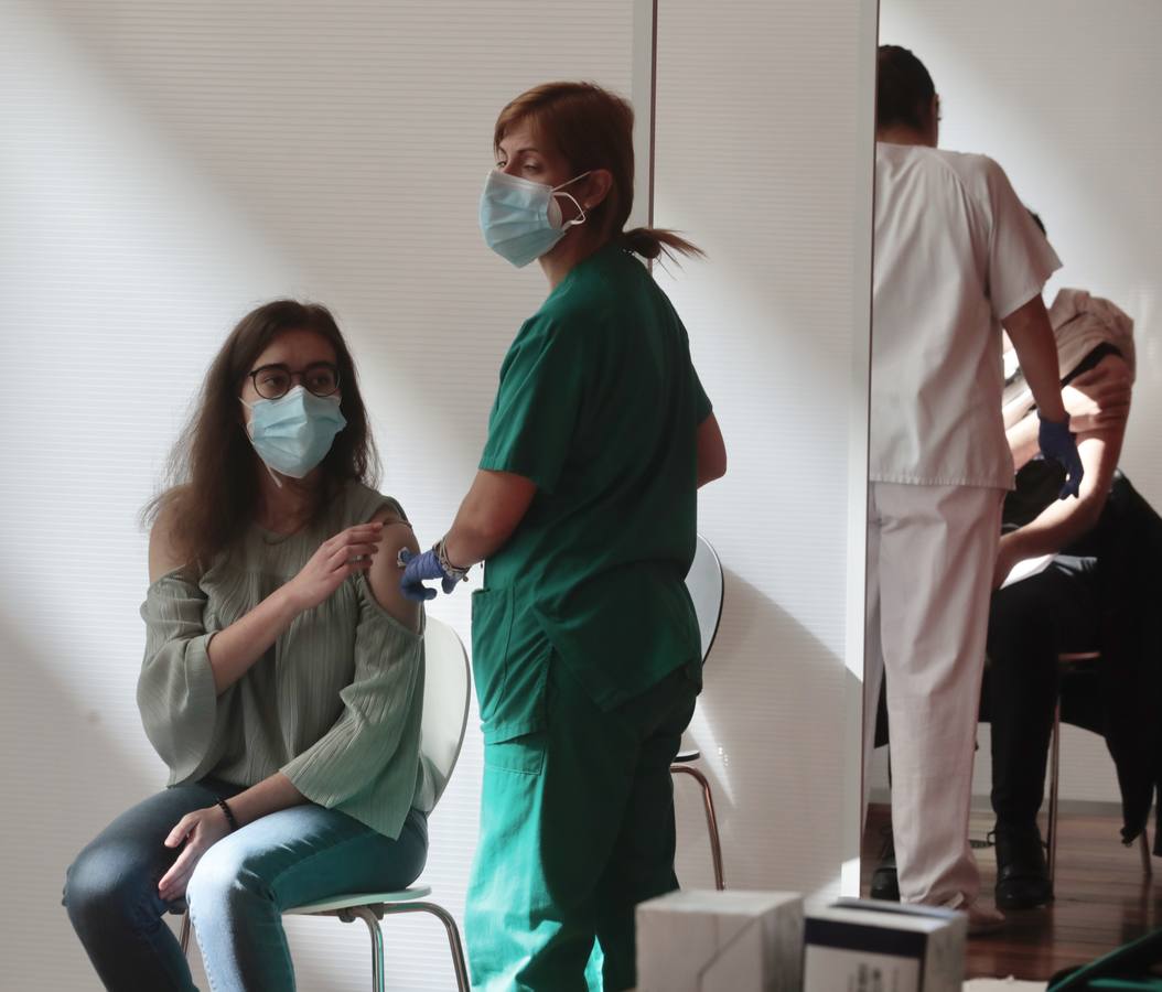 Fotos: Primera jornada de vacunación de AstraZeneca en el Miguel Delibes de Valladolid después de su suspensión