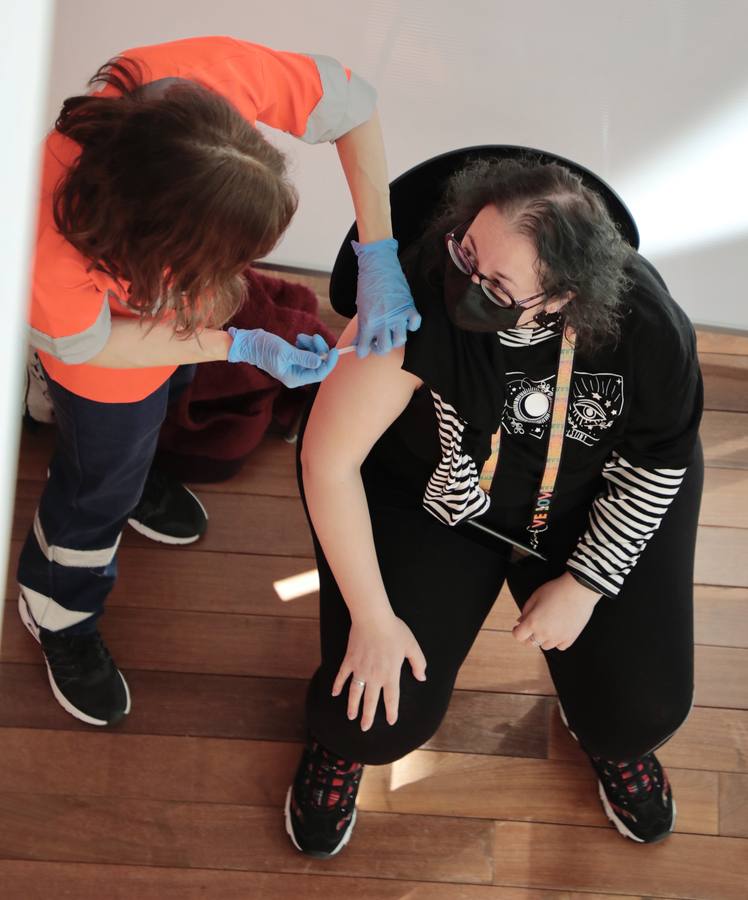 Fotos: Primera jornada de vacunación de AstraZeneca en el Miguel Delibes de Valladolid después de su suspensión