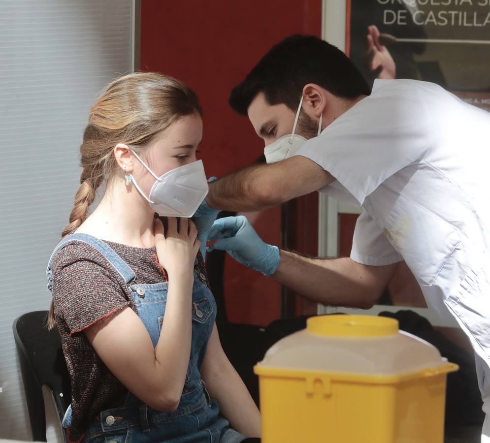 Fotos: Primera jornada de vacunación de AstraZeneca en el Miguel Delibes de Valladolid después de su suspensión